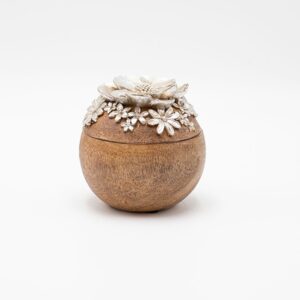 ΔΙΑΚΟΣΜΗΤΙΚΟ ΣΤΡΟΓΓΥΛΟ ΚΟΥΤΙ ΛΟΥΛΟΥΔΙΑ ΠΟΛΥΡΕΖΙΝ-ΞΥΛΟ ΦΥΣΙΚΟ-ΑΣΗΜΙ 9.5x9.5x9.5cm